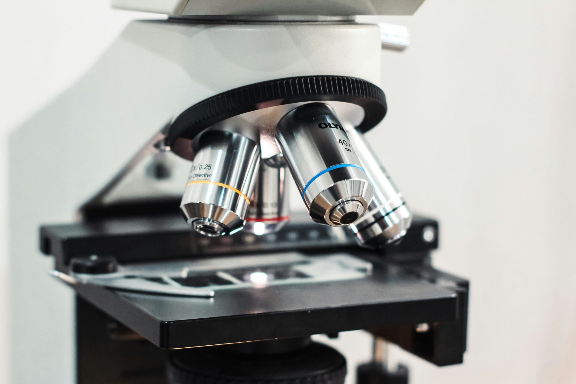 Primer plano de un microscopio sobre una mesa.